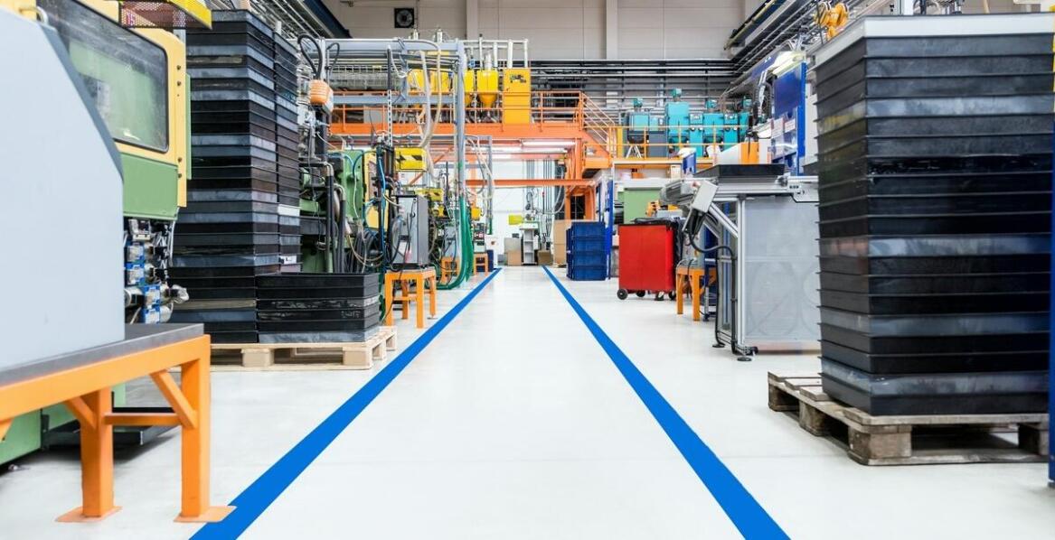 Jak przemysłowe posadzki zwiększają odporność na chemiczne substancje?