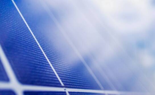 Jakie są korzyści z instalacji fotowoltaicznej w kontekście biernej mocy?