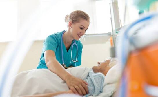 Jak prawidłowo obsługiwać żołądkowy zgłębnik z zatyczką w domowej opiece nad chorym?