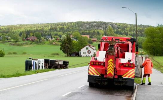Dlaczego warto skorzystać z pomocy drogowej przy wymianie koła w Siemianowicach?
