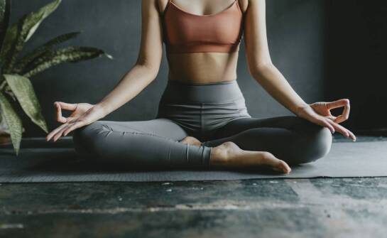 Korzyści z ćwiczeń pilatesu przy ścianie dla osób po kontuzjach