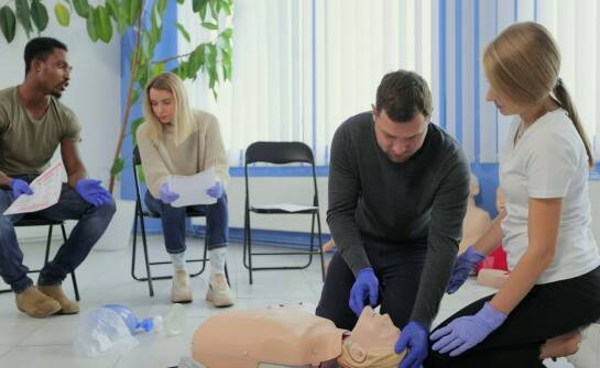 Krok po kroku: jak wykorzystać AED z funkcją doradcy RKO defibrylator?