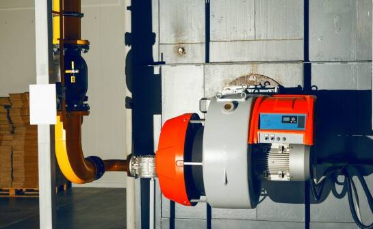 Jakie są kluczowe różnice między kotłami na węgiel a na gaz?