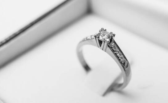 Jak pierścionek z brylantem 0,05 ct wpisuje się w nowoczesne trendy zaręczynowe?