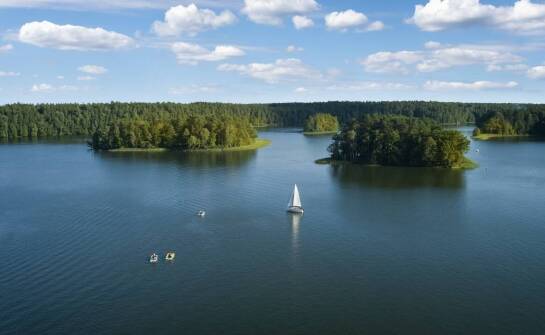Wynajem żaglowych jachtów na Mazurach: co wyróżnia nasze jednostki?