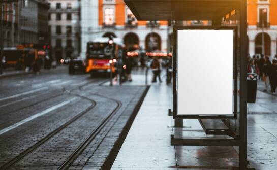 Naklejki z własnym wzorem w reklamie outdoorowej – jak efektywnie je wykorzystać?