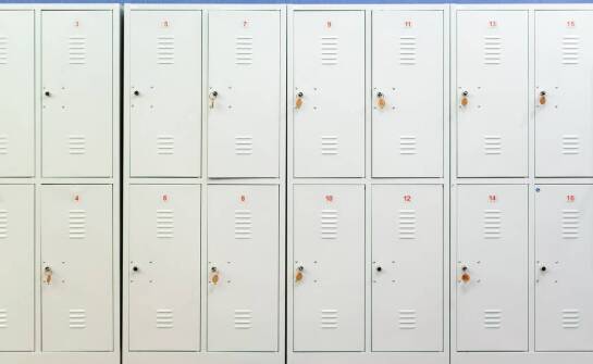 Jak metalowe szafki wpływają na organizację przestrzeni warsztatowej?