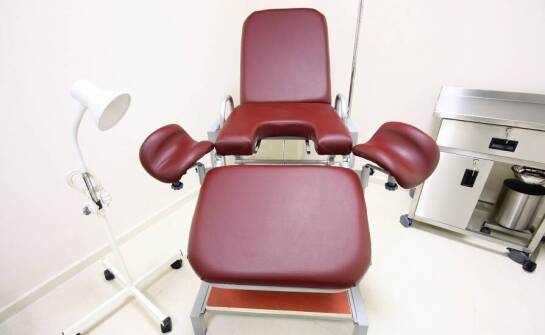 Jakie innowacje w zakresie wyposażenia gabinetu ginekologicznego oferują producenci?