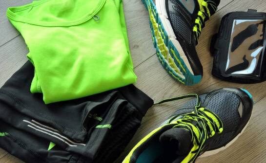 Stylizacje sportowe z czarnym welurowym kompletem – inspiracje na każdy dzień