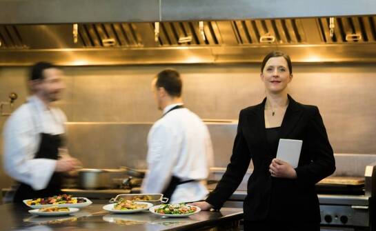 Gastronomiczne koszule dla kobiet i mężczyzn – różnice i podobieństwa