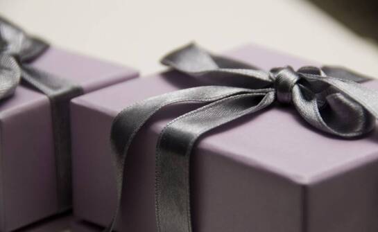 Subtelne formy upamiętnienia zmarłego pupila – wybór biżuterii do prochów