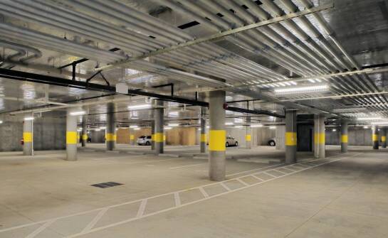 Zalety montażu systemów parkingowych w centrach handlowych