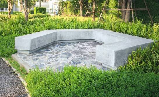 Jak betonowa ławka z drewnianym siedziskiem wpisuje się w nowoczesne trendy architektoniczne?