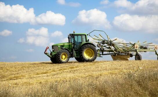Maszyna rolnicza pająk – jak wpływa na oszczędność czasu i zasobów?
