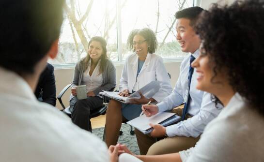 Jakie są korzyści z korzystania z mediacji w konfliktach pracowniczych?