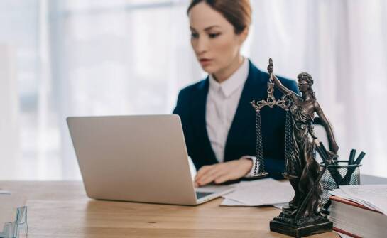 Jakie są etapy procesu windykacji należności przy pomocy kancelarii prawnej?