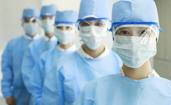 Jakie korzyści niesie ze sobą wybór medycznej odzieży od polskich producentów?