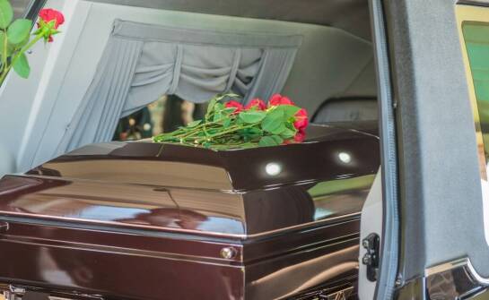 Jak wygląda wynajem karawanu do ceremonii pogrzebowej?