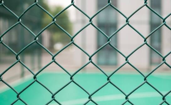 Różnice pomiędzy siatkami dla drobiu a innymi rodzajami ogrodzeń