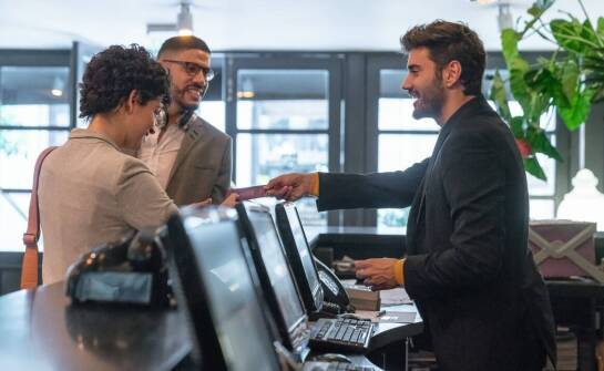 Jak rezerwacja online ułatwia proces zameldowania w samoobsługowych hotelach?