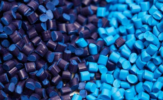 Jakie są zalety stosowania barwników w tworzywach sztucznych w przemyśle tekstylnym?