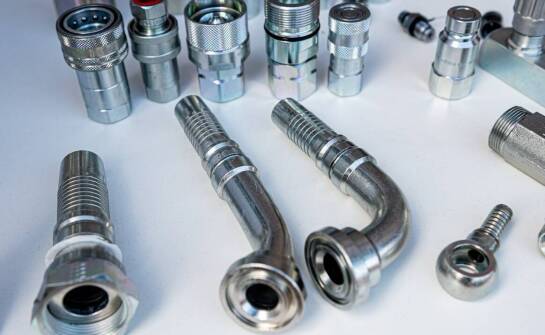 Porównanie technicznych węży: jak wybrać odpowiedni produkt?