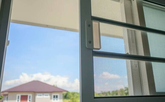 Korzyści z instalacji moskitier w jednorodzinnych domach