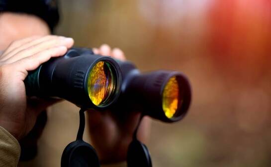 Jakie cechy wyróżniają lornetkę spośród innych lornetek?