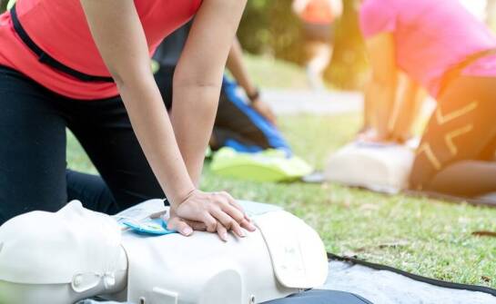 Jak techniki efektywnego uczenia się wspierają kursy z pierwszej pomocy