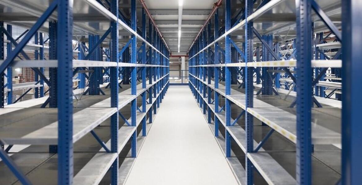 Proces demontażu magazynowych regałów a minimalizacja ryzyka