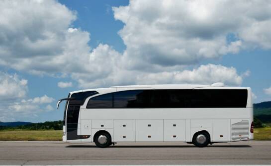 Transport na lotnisko - co wpływa na koszty wynajmu busa?