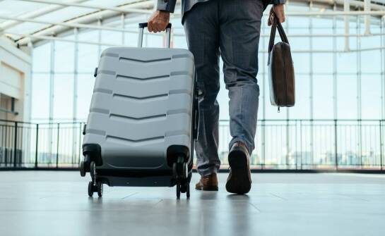 Jak program lojalnościowy może wpłynąć na obniżenie kosztów międzynarodowej podróży?