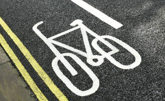 Jak znak B22 jest wykorzystywany w systemach transportowych nowoczesnych?