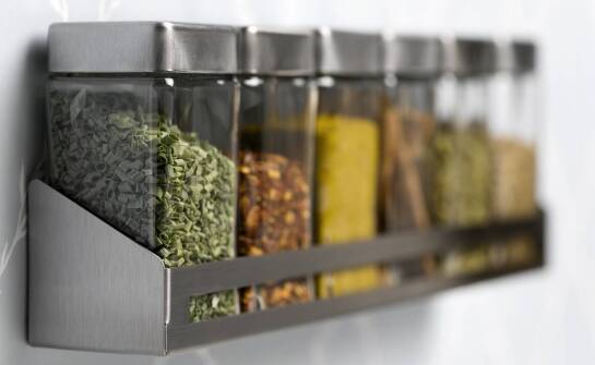 Kluczowe cechy stojących i wiszących szafek z nierdzewki w zakładach przemysłowych