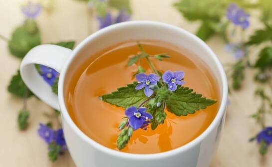 Ziołowe rozwiązania dla lepszego nastroju u osób z niebieskim typem osobowości