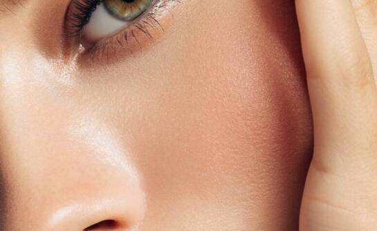 W jaki sposób estetyczna dermatologia wspiera zdrowie skóry?