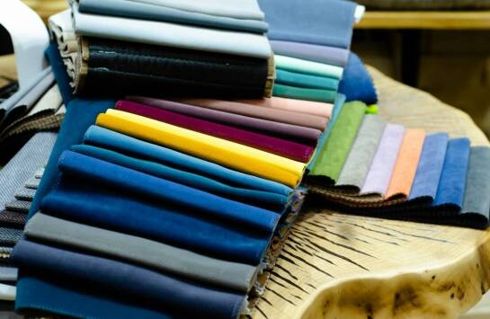 Żelazka z generatorem pary a różne rodzaje tkanin – jak uzyskać idealne rezultaty?