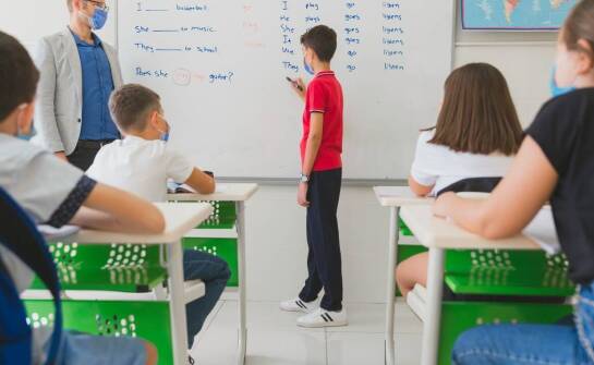 Jakie umiejętności rozwijają się dzięki śpiewaniu i rymowankom na lekcjach języka angielskiego?