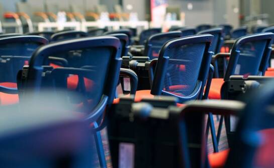 Najnowsze trendy w organizacji firmowych konferencji: od technologii po formaty spotkań