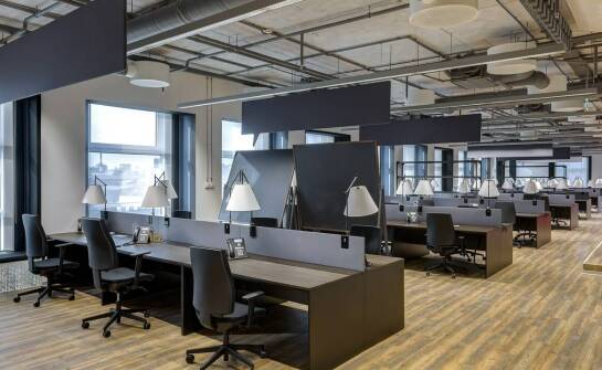 Jak biurowa przestrzeń wpływa na komfort pracy: analiza metrów przypadających na pracownika