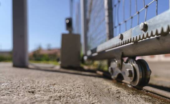 Porównanie różnych systemów napędowych w przemysłowych bramach