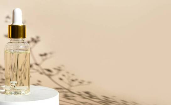 Jakie cechy powinny mieć środki do usuwania kleju z delikatnych materiałów?