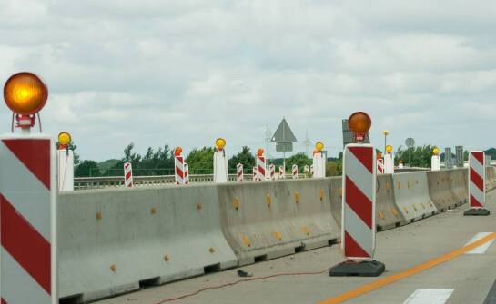 Jak chodnikowa bariera zabezpiecza pieszych podczas remontów drogowych?
