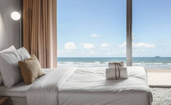 Ciepły damski szlafrok w podróży – dlaczego warto go mieć ze sobą?