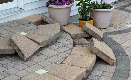 Czym kierować się przy wyborze materiału pod kostkę brukową na terenach z dużym nachyleniem?