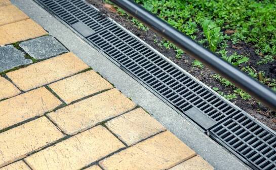 W jaki sposób przemysłowe odwodnienia liniowe zwiększają bezpieczeństwo pracy?