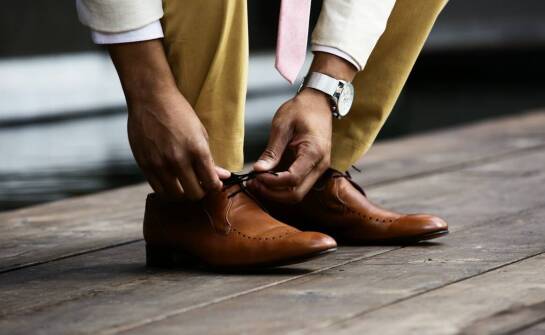 Stylizacje z białym męskim garniturem na wieczorne wyjścia