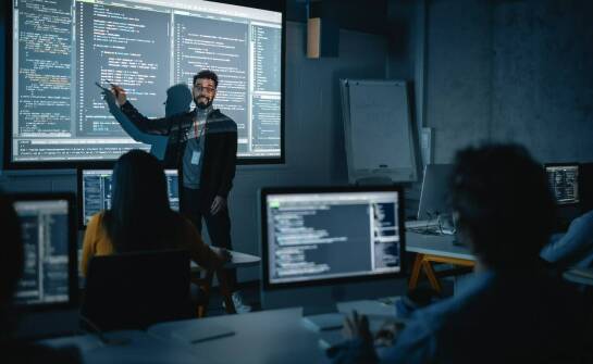 Jak szkolenie CCNA integruje teoretyczną i praktyczną wiedzę w zakresie technologii sieciowych