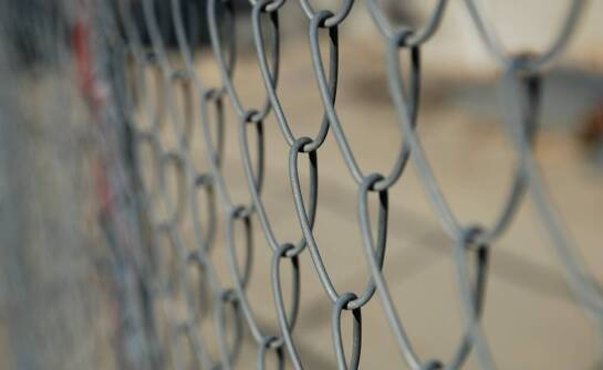 Siatka w arkuszach a ochrona przed intruzami – skuteczne zabezpieczenie