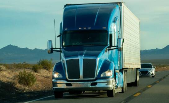 Bezpieczeństwo i punktualność dostaw w samochodowym transporcie – kluczowe elementy